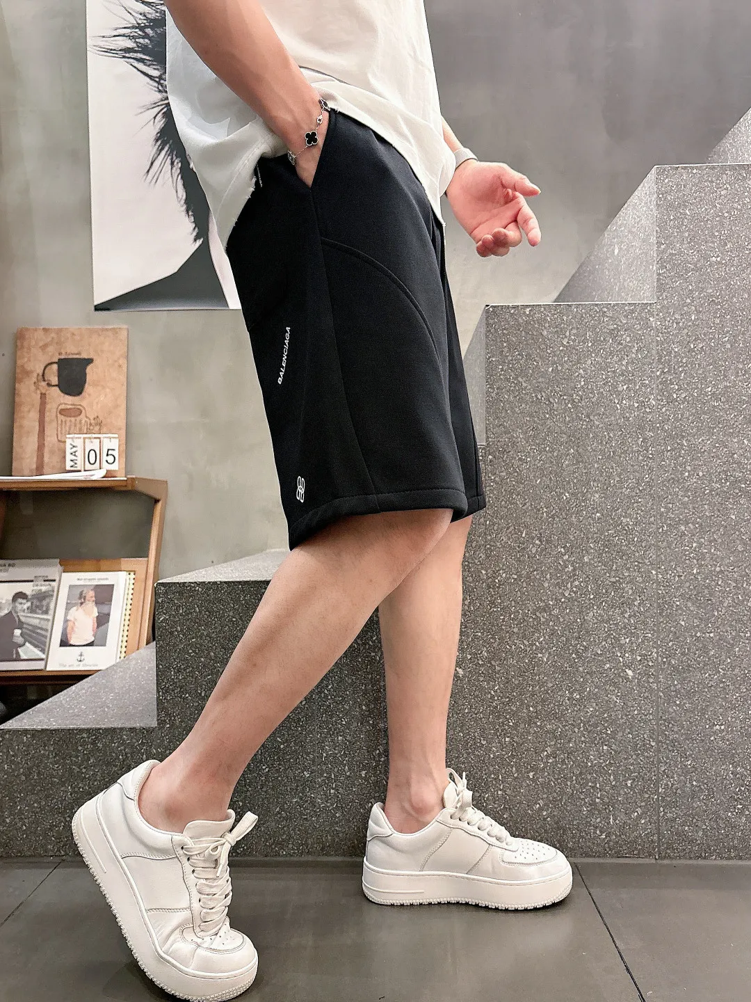 Balenciaga's three-standard complete 2026 summer New Arrival men's casual shorts, advanced custom-made Breathable fabric, Breathable fabric, extremely stretchy and comfortable, impeccable details, top-grade accessories, original logo design concept, delicate and soft feel! The upper body fit is awesome! Size: M-XXXL Please state your height and weight when ordering
